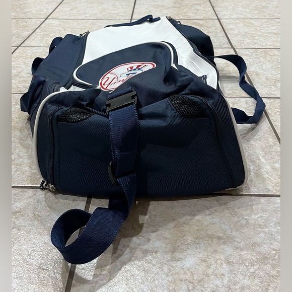 Genuine Major League Baseball (MLB) New New York Yankees 21” Duffel Bag - Logos - Picture 4 of 6